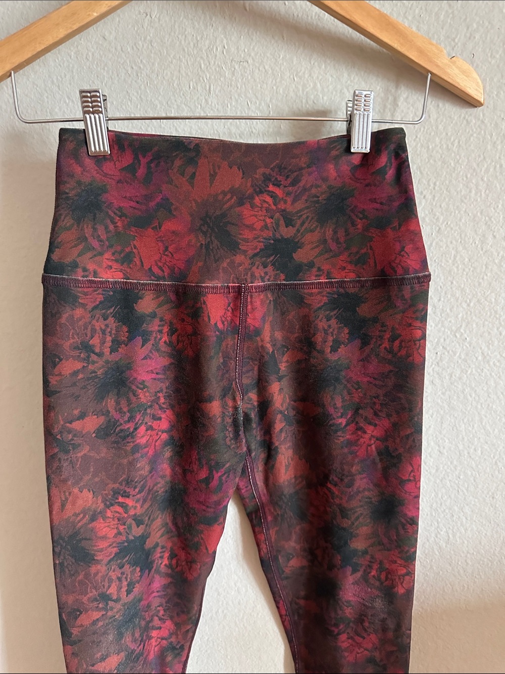 Beyond Yoga Spacedye Caught in the Midi Printed Leggings Red Black Print - Picture 5 of 9